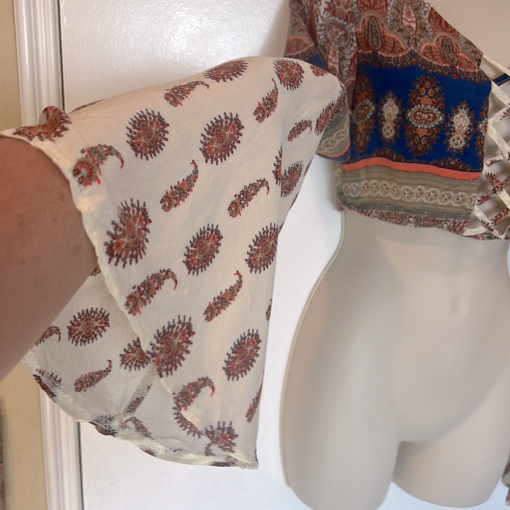 ONE WAY Boho Bell Sleeve Crop Top Criss Cross Front Design Detail - Picture 2 of 10